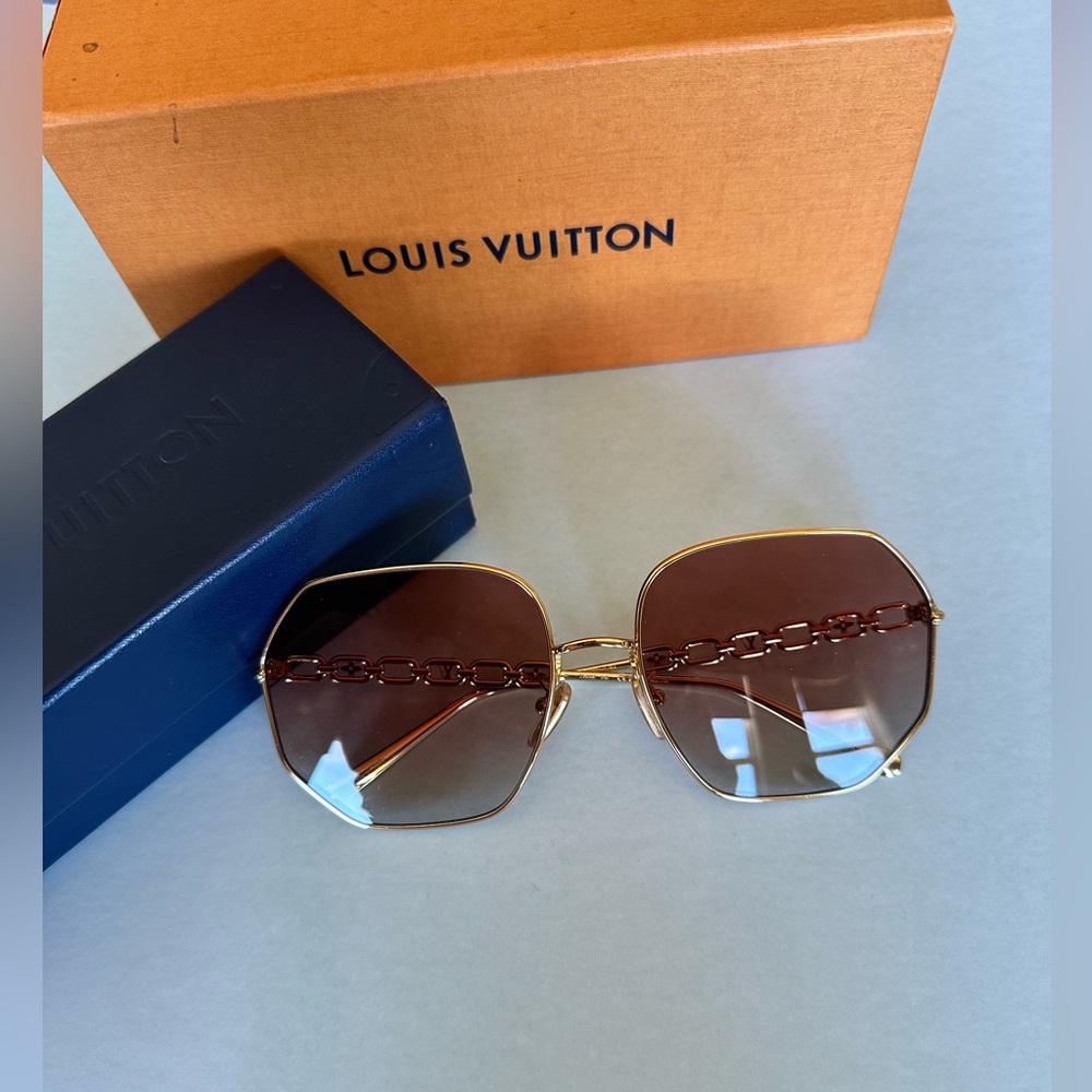 Louis Vuitton Jewel my round chain Women's Sunglasses - $800 In Stores Nver worn